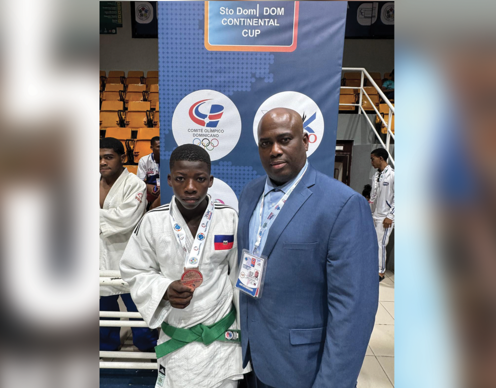 Yan Pierre Yeison offre une médaille de bronze à Haïti